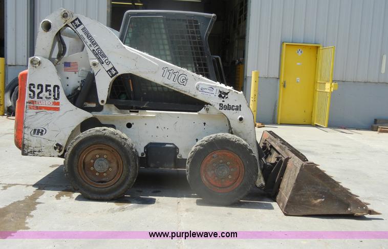 image for item D4180 2002 Bobcat S250 skid steer