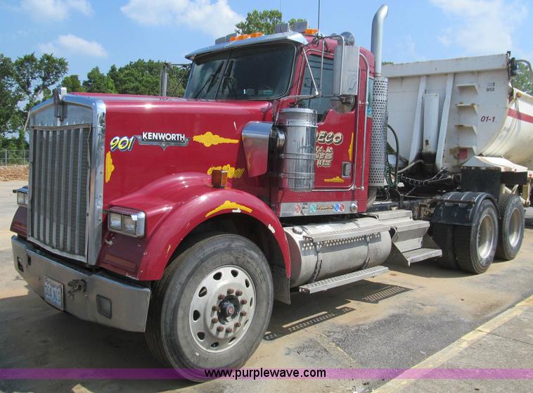 image for item F4529 2001 Kenworth W900 semi truck