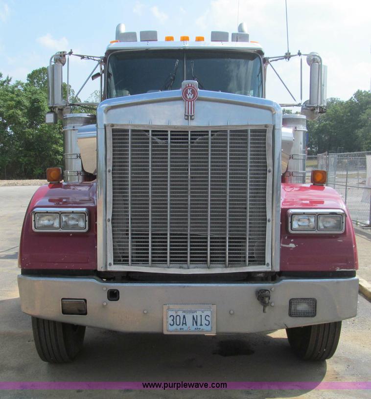 image for item F4529 2001 Kenworth W900 semi truck