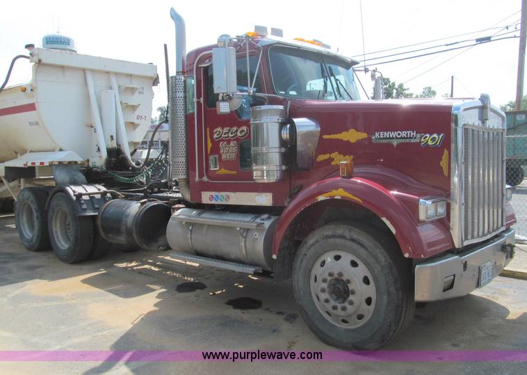 image for item F4529 2001 Kenworth W900 semi truck