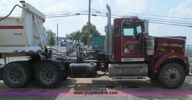 image for item F4529 2001 Kenworth W900 semi truck