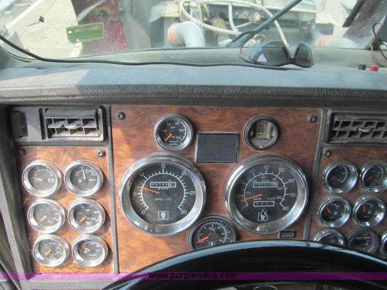 image for item F4529 2001 Kenworth W900 semi truck