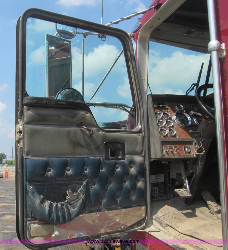 image for item F4529 2001 Kenworth W900 semi truck