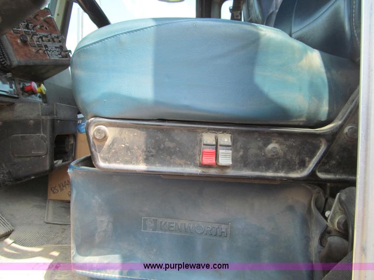 image for item F4529 2001 Kenworth W900 semi truck