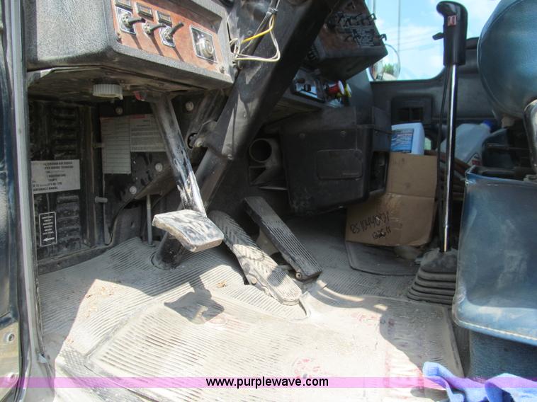 image for item F4529 2001 Kenworth W900 semi truck