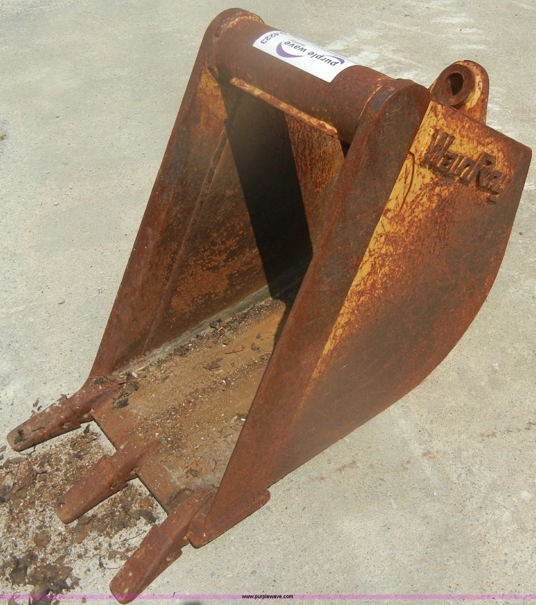 18"W backhoe bucket in Kansas City, MO Item D4223 sold Purple Wave