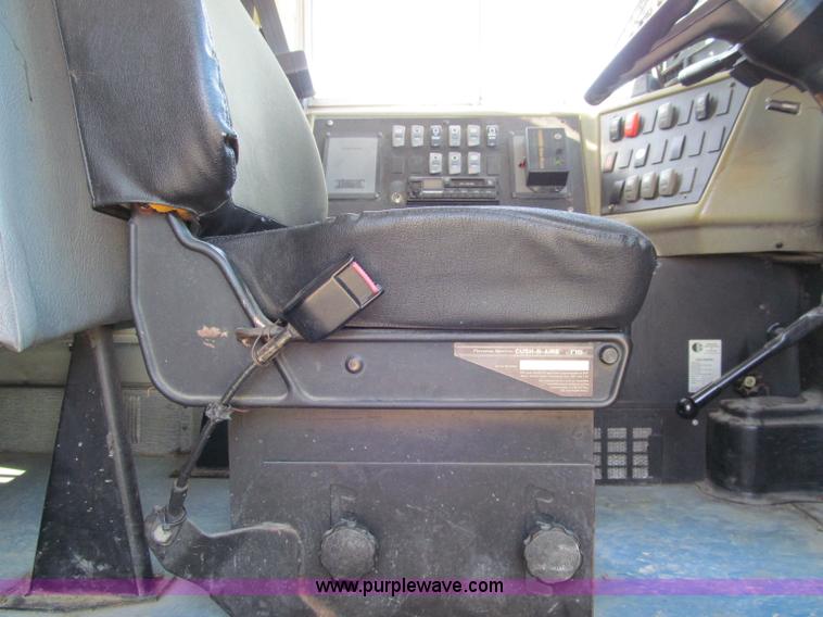 image for item A8364 2000 International Navistar 3800 school bus