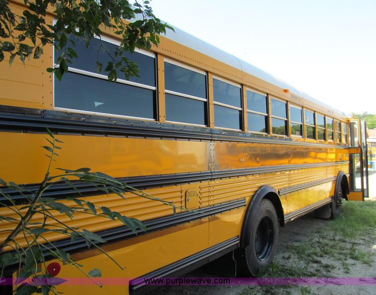 image for item A8368 2001 Thomas Built Saf-T-Liner school bus