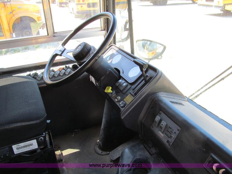 image for item A8368 2001 Thomas Built Saf-T-Liner school bus