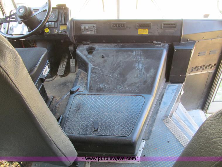 image for item A8368 2001 Thomas Built Saf-T-Liner school bus