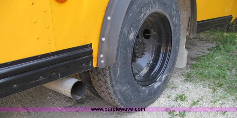 image for item A8368 2001 Thomas Built Saf-T-Liner school bus