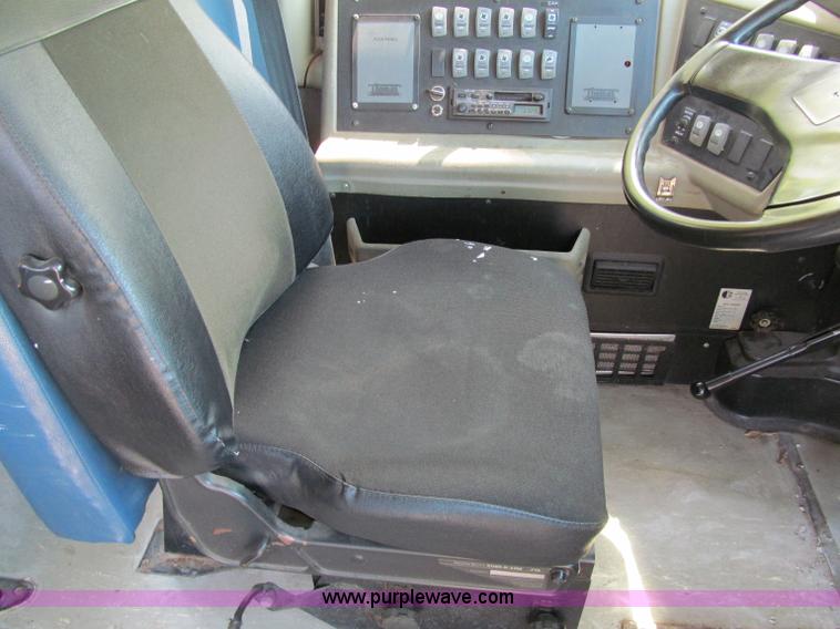 image for item A8369 2000 International Navistar 3800 school bus