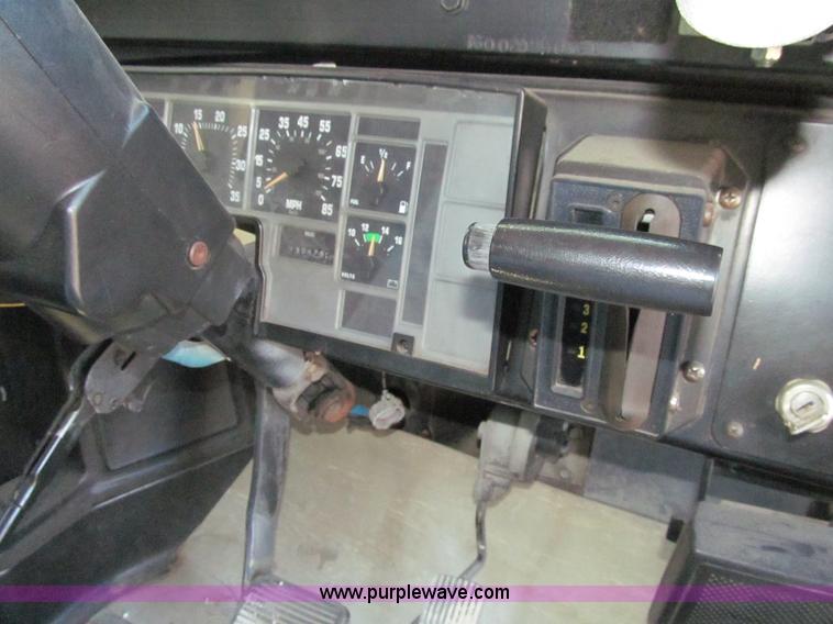 image for item A8369 2000 International Navistar 3800 school bus