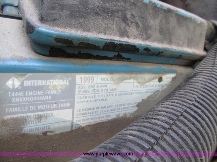 image for item A8369 2000 International Navistar 3800 school bus