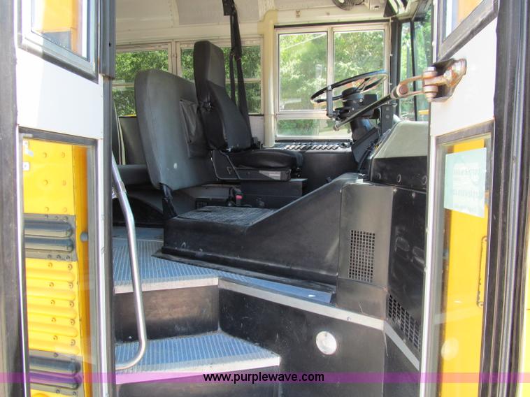 image for item A8370 2001 Thomas Built Saf-T-Liner school bus