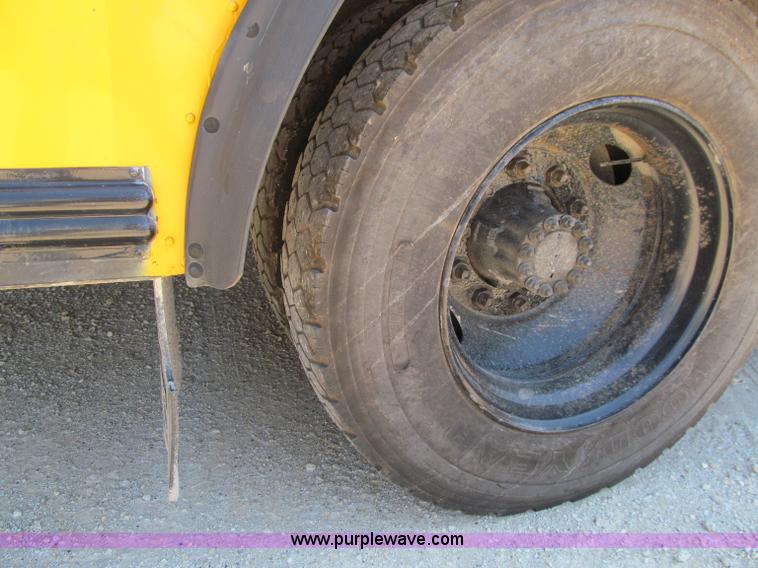 image for item A8370 2001 Thomas Built Saf-T-Liner school bus