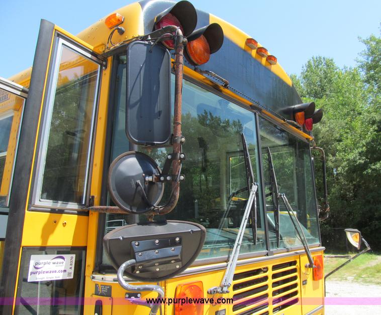 image for item A8370 2001 Thomas Built Saf-T-Liner school bus