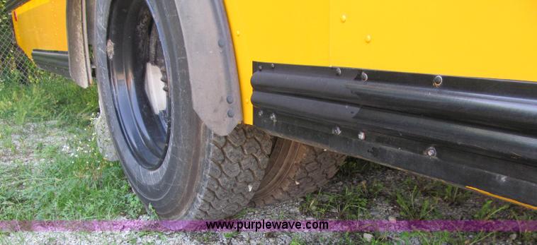 image for item A8371 2002 Thomas Built Saf-T-Liner school bus