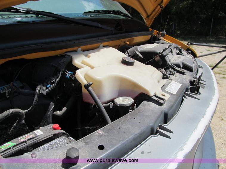 image for item A8372 2001 GMC Savana 3500 school bus