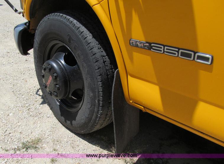 image for item A8372 2001 GMC Savana 3500 school bus