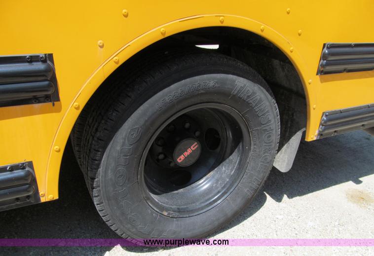 image for item A8372 2001 GMC Savana 3500 school bus