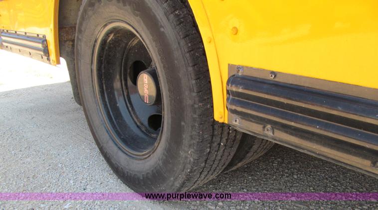 image for item A8372 2001 GMC Savana 3500 school bus