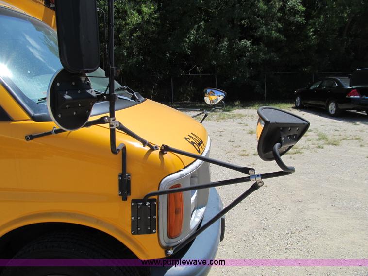 image for item A8372 2001 GMC Savana 3500 school bus
