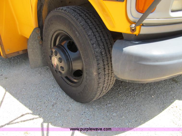 image for item A8372 2001 GMC Savana 3500 school bus