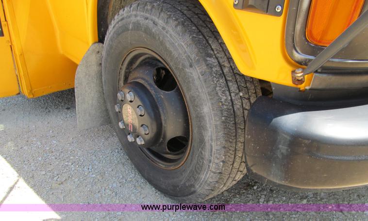 image for item A8373 2000 GMC Savana 3500 school bus
