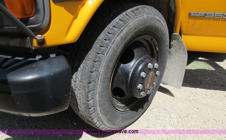 image for item A8373 2000 GMC Savana 3500 school bus