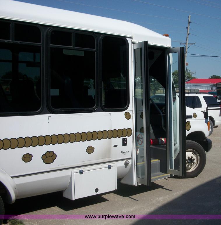image for item B1427 2007 Ford E450 Super Duty transit bus