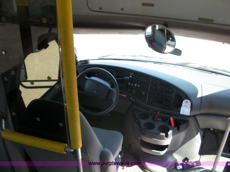 image for item B1427 2007 Ford E450 Super Duty transit bus