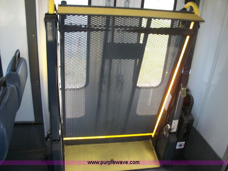 image for item B1427 2007 Ford E450 Super Duty transit bus