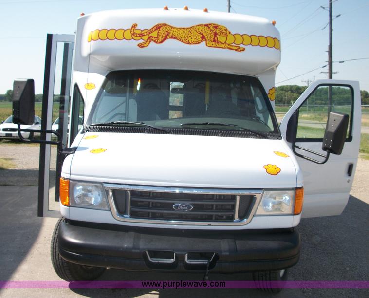 image for item B1428 2007 Ford E450 Super Duty transit bus