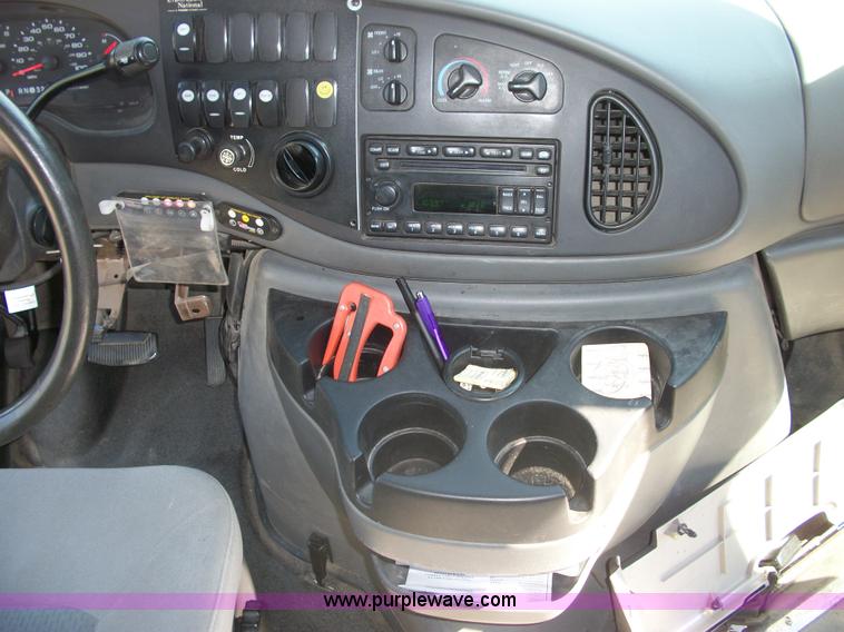 image for item B1428 2007 Ford E450 Super Duty transit bus