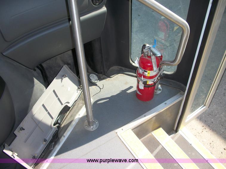 image for item B1428 2007 Ford E450 Super Duty transit bus