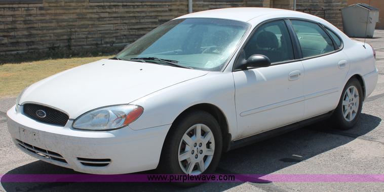 image for item C2692 2005 Ford Taurus SE