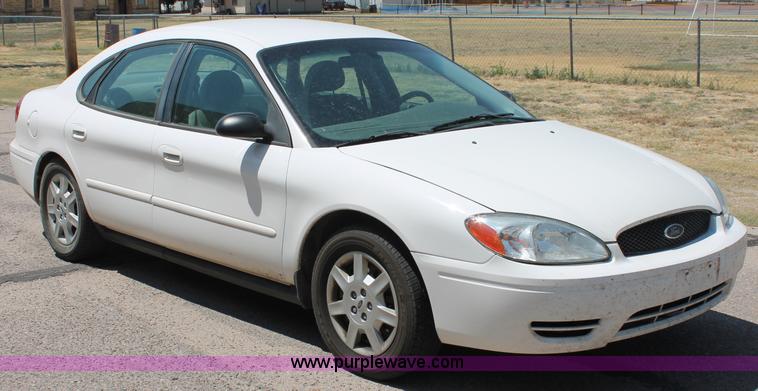 image for item C2692 2005 Ford Taurus SE