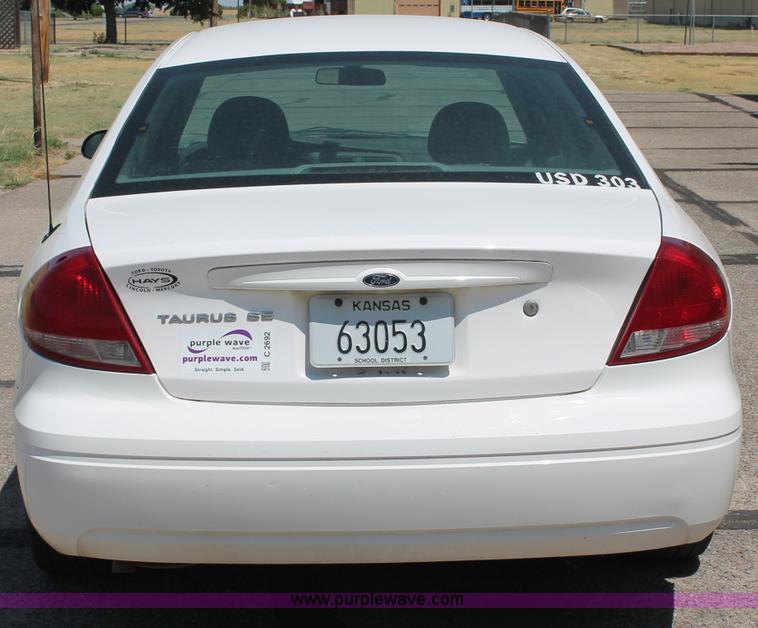 image for item C2692 2005 Ford Taurus SE