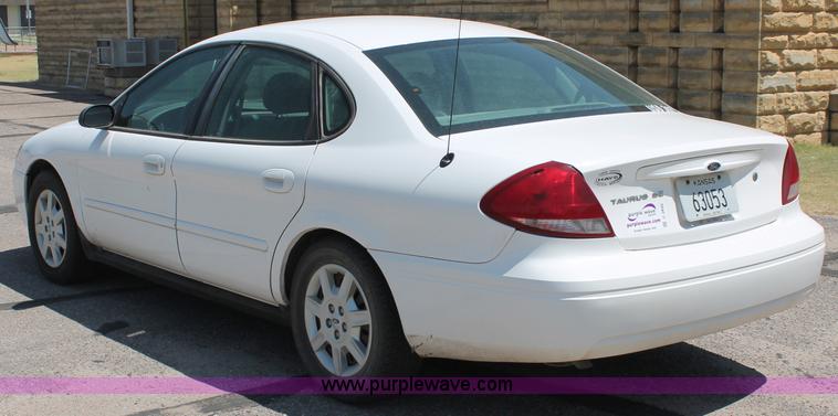 image for item C2692 2005 Ford Taurus SE