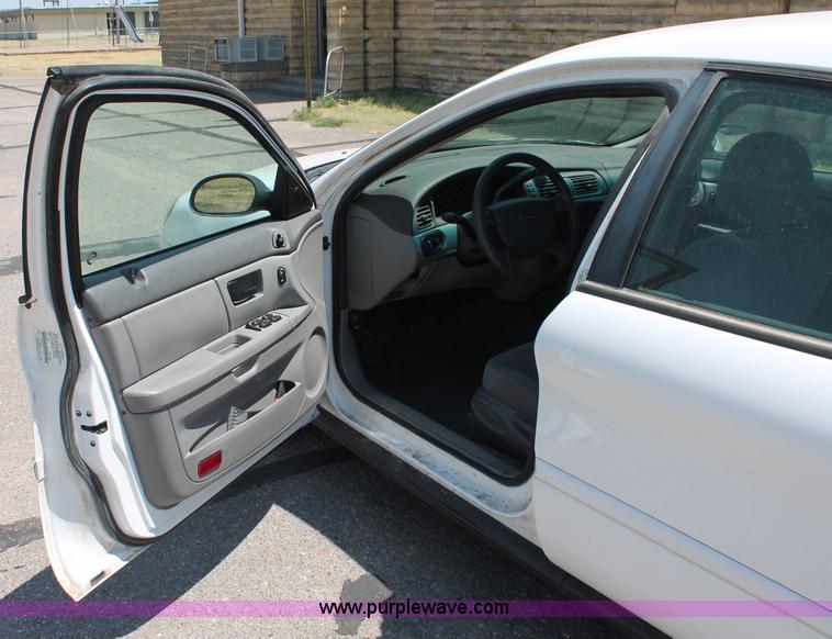 image for item C2692 2005 Ford Taurus SE