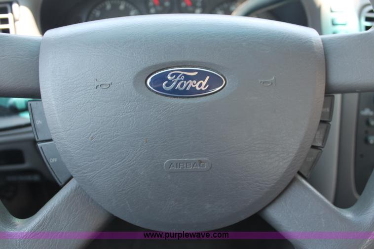 image for item C2692 2005 Ford Taurus SE