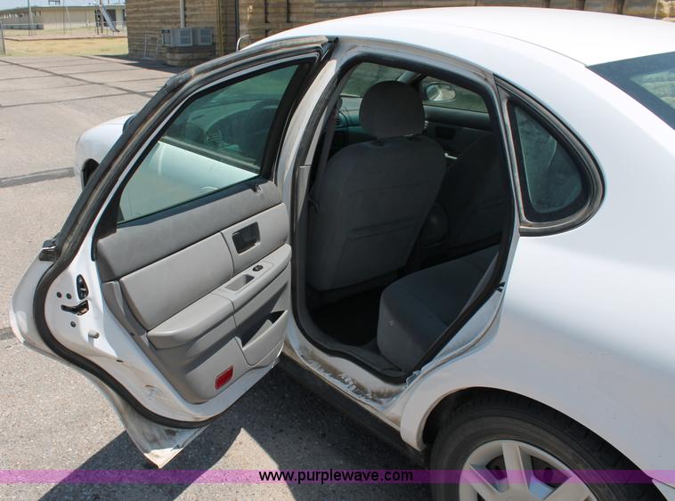 image for item C2692 2005 Ford Taurus SE