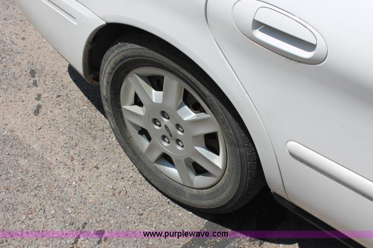 image for item C2692 2005 Ford Taurus SE