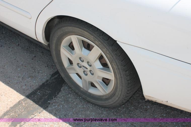 image for item C2692 2005 Ford Taurus SE