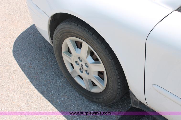 image for item C2692 2005 Ford Taurus SE