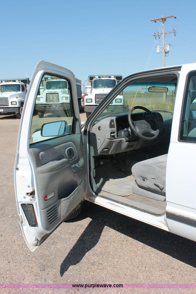 image for item C2697 1995 Chevrolet Silverado 1500 extended cab pickup truck