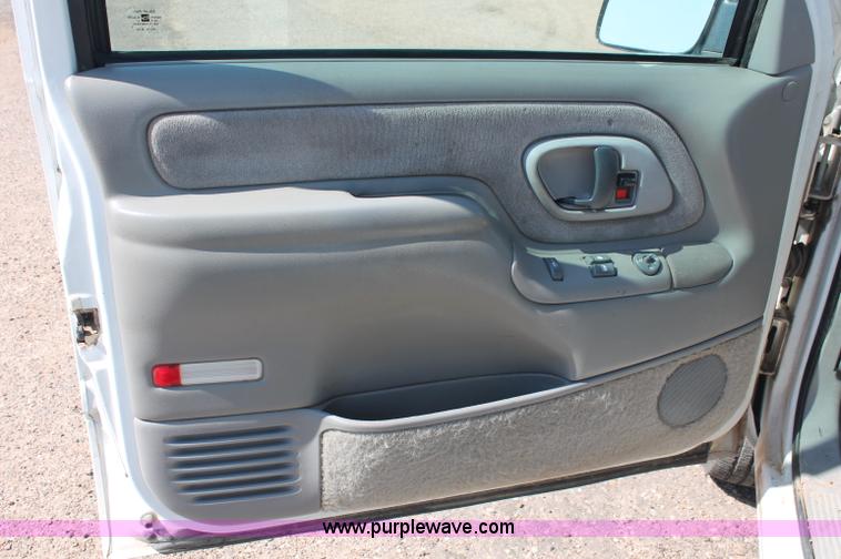 image for item C2697 1995 Chevrolet Silverado 1500 extended cab pickup truck