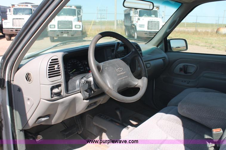 image for item C2697 1995 Chevrolet Silverado 1500 extended cab pickup truck