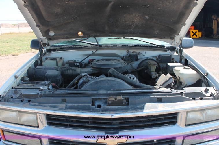 image for item C2697 1995 Chevrolet Silverado 1500 extended cab pickup truck